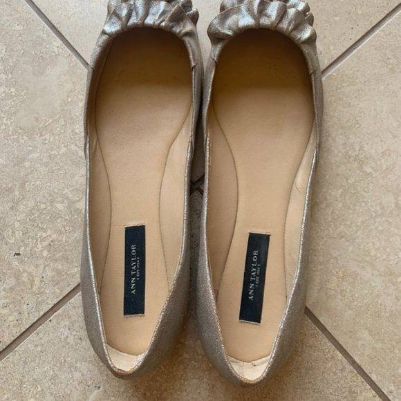 ANN TAYLOR SILVER/BLUSH LEATHER RUFFLE TOE BALLET FLATS - SZ 8M - Picture 2 of 6